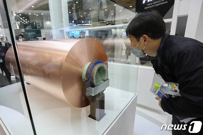 17일 오후 서울 강남구 코엑스에서 열린 2022 인터배터리 전시회에서 관람객들이 전시된 동박을 살펴보고 있다. 2022.3.17/뉴스1 ⓒ News1 성동훈 기자