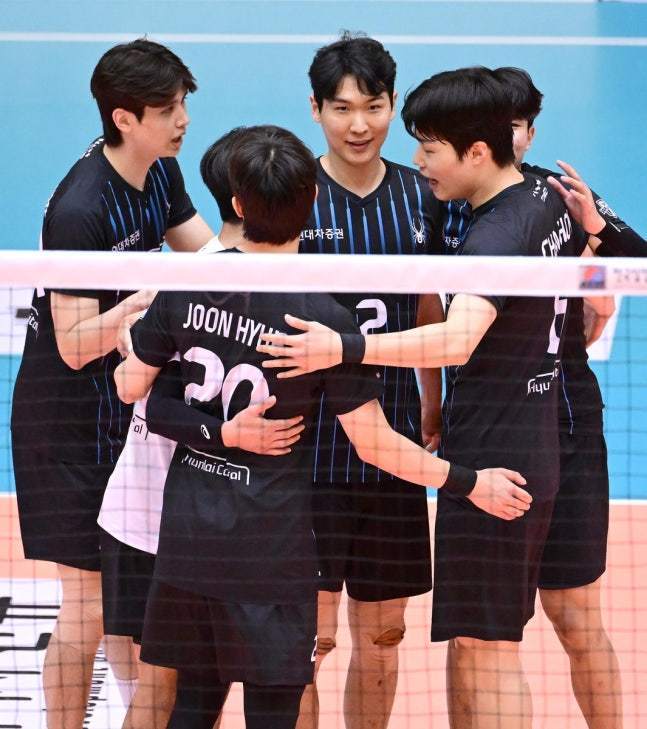 득점 후 환호하는 현대캐피탈 선수들.(KOVO 제공)