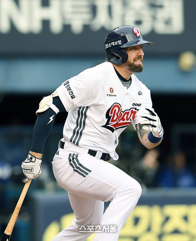 두산 케이브가 타구를 바라보고 있다. 잠실 | 박진업 기자 upandup@sportsseoul.com