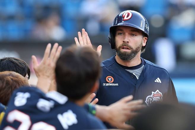 케이브가 하이파이브를 하고 있다. 사진 | 두산 베어스