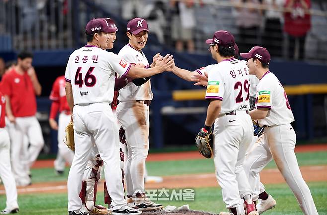 키움 선수들이 서울 고척스카이돔에서 열린 2025 KBO리그 SSG전에서 승리한 뒤 하이파이브를 나누고 있다. 고척 | 박진업 기자 upandup@sportsseoul.com