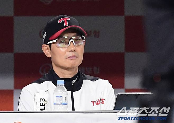 15일 대전 한화생명볼파크에서 열린 한화와 LG의 경기. 경기 지켜보는 LG 염경엽 감독. 대전=송정헌 기자songs@sportschosun.com/2025.06.15/