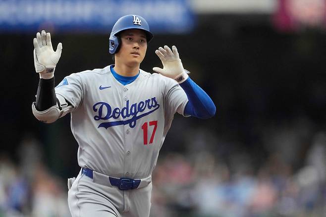 LA 다저스 오타니 쇼헤이가 9일(한국시각) 아메리칸패밀리필드에서 열린 밀워키 브루어스전에서 1회 솔로홈런을 터뜨린 뒤 세리머니를 하며 베이스를 돌고 있다. AFP연합뉴스