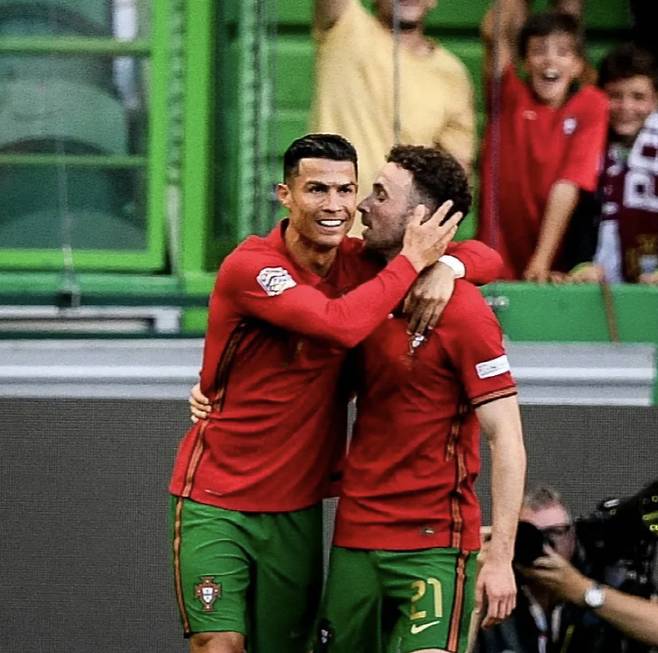 유럽 축구계가 충격과 슬픔에 잠겼다. 도저히 믿기지 않는 비극적인 소식이 전해졌기 때문이다.
포르투갈 대표팀의 핵심멤버이자 잉글랜드 프리미어리그(EPL) 리버풀의 간판 공격수 디오구 조타가 3일(이하 한국시각) 교통사고로 사망했다. 포르투갈 대표팀에서 조타와 함께 뛰었던 크리스티아누 호날두는 '이건 정말 말도 안돼!'라며 큰 슬픔을 드러냈다.
더선 기사캡쳐