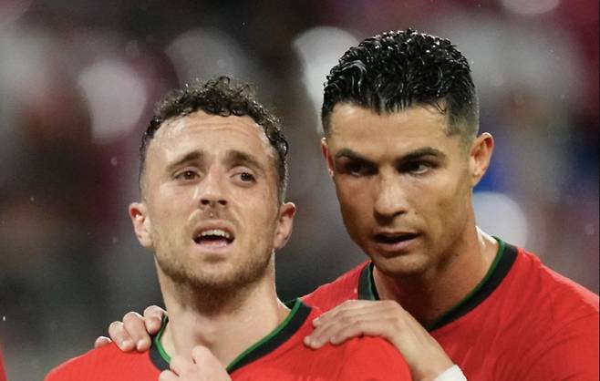 유럽 축구계가 충격과 슬픔에 잠겼다. 도저히 믿기지 않는 비극적인 소식이 전해졌기 때문이다.
포르투갈 대표팀의 핵심멤버이자 잉글랜드 프리미어리그(EPL) 리버풀의 간판 공격수 디오구 조타가 3일(이하 한국시각) 교통사고로 사망했다. 포르투갈 대표팀에서 조타와 함께 뛰었던 크리스티아누 호날두는 '이건 정말 말도 안돼!'라며 큰 슬픔을 드러냈다.
더선 기사캡쳐