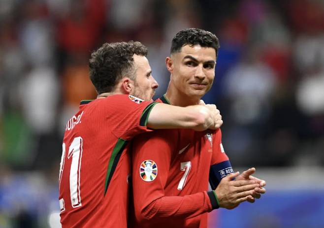 유럽 축구계가 충격과 슬픔에 잠겼다. 도저히 믿기지 않는 비극적인 소식이 전해졌기 때문이다.
포르투갈 대표팀의 핵심멤버이자 잉글랜드 프리미어리그(EPL) 리버풀의 간판 공격수 디오구 조타가 3일(이하 한국시각) 교통사고로 사망했다. 포르투갈 대표팀에서 조타와 함께 뛰었던 크리스티아누 호날두는 '이건 정말 말도 안돼!'라며 큰 슬픔을 드러냈다.
더선 기사캡쳐