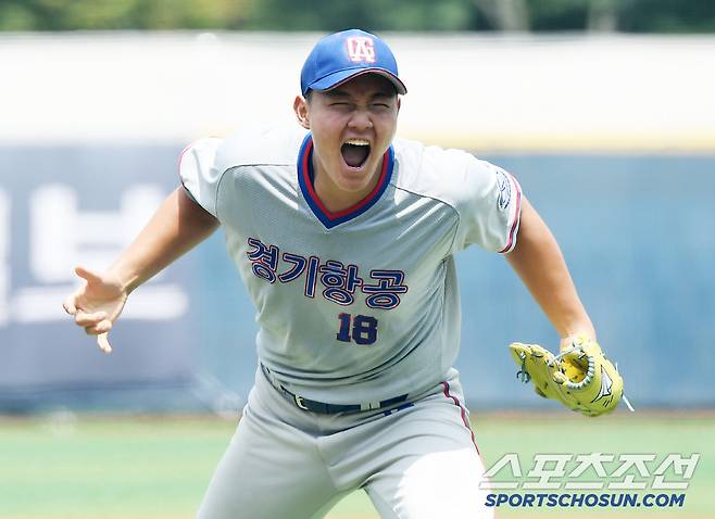 9일 서울 목동구장에서 열린 제80회 청룡기 고교야구선수권 대회 및 주말리그 왕중왕전 경기항공고와 경남고의 8강전. 경기항공고 선발투수 양우진이 7회말 2사 만루의 위기를 넘긴 후 환호하고 있다. 목동=정재근 기자 cjg@sportschosun.com/2025.7.9/