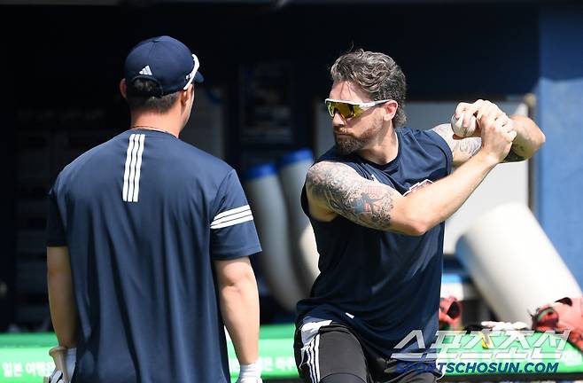 22일 잠실구장에서 열린 LG 트윈스와 두산 베어스의 경기. 두산 김인태, 케이브가 타격 훈련을 하고 있다. 잠실=박재만 기자 pjm@sportschosun.com/2025.06.22/