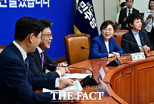 여야 정책위원회 의장단은 7일 국회에서 첫 상견례를 갖고 민생 공약 협의체를 구성하기로 했다. 김정재 국민의힘 정책위의장(왼쪽에서 세 번째)이 발언을 하는 모습. /배정한 기자