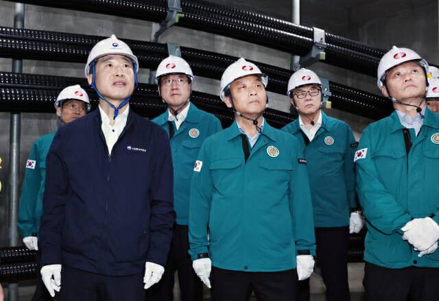 이호현 산업통상자원부 2차관(앞줄 맨 왼쪽)이 8일 신양재변전소를 방문해 현장 설비관리 실태를 점검하고 있다.