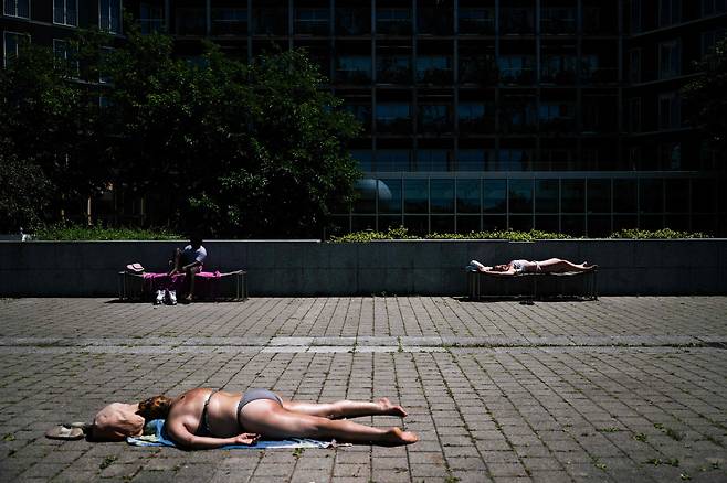 29일 유럽을 강타한 폭염 속에서 사람들이 파리 앙드레 시트로엥 공원에서 일광욕을 즐기고 있다. /AP 연합뉴스