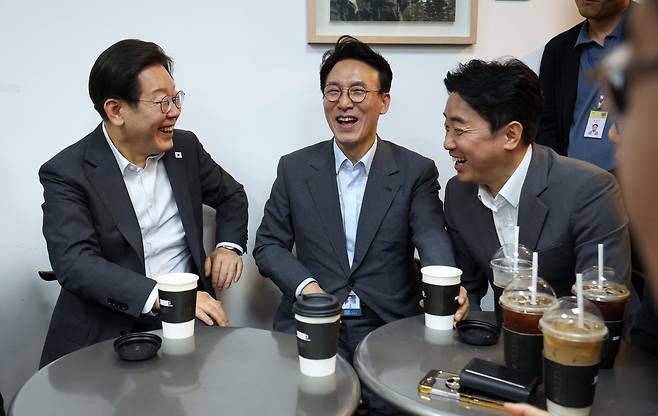 이재명 대통령, 김민석 국무총리, 강훈식 비서실장이 8일 서울 용산구 대통령실 청사 내 카페에서 출입기자들과 티타임을 하며 밝게 웃고 있다./뉴시스