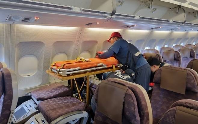 대한항공 직원이 항공기 좌석 6개를 의료용 침대로 만들고 있다./대한항공