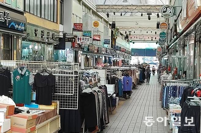 강원도와 시군이 다양한 방식으로 소상공인을 지원하고 있는 가운데, 7일 오후 강원 춘천시 중앙시장에 한산한 분위기가 감돌고 있다. 경기 침체에 더해 폭염까지 겹치며 상권이 위축된 모습이다. 이인모 기자 imlee@donga.com