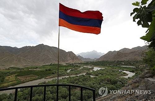 아라스강 인근 바람에 펄럭이는 아르메니아 국기. Photolure 제공. 로이터 연합뉴스
