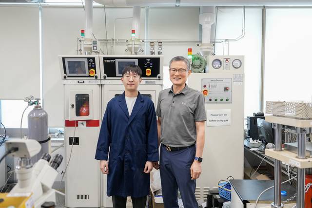 백종범(오른쪽) 교수와 이재성 연구원 UNIST 제공