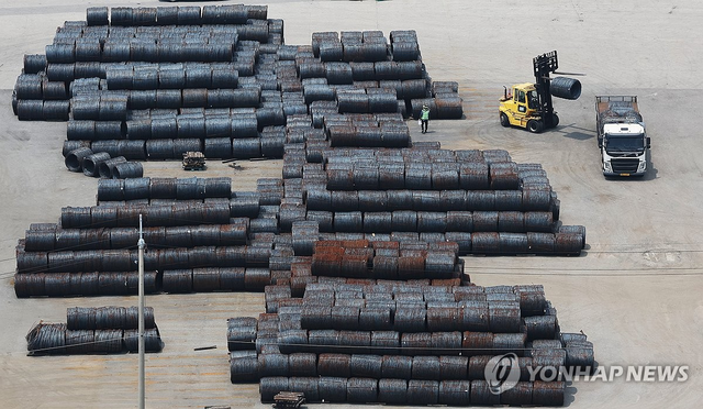 평택항에 쌓인 철강 제품. 연합뉴스