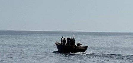 9일 오전 북한 주민 6명이 목선을 타고서 자력으로 NLL을 넘어가고 있다. 통일부 제공