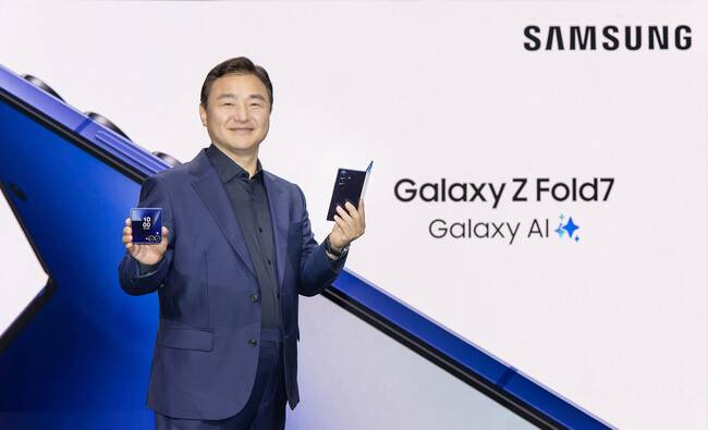 노태문 삼성전자 디바이스경험(DX) 부문장 직무대행 사장이 삼성전자의 새 폴더블폰을 들고 있다. 삼성전자 제공