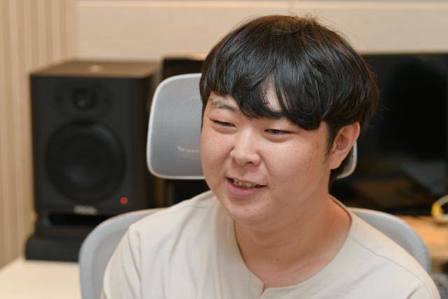 마약 중독을 극복한 뒤 작곡가로 활동 중인 한동휘씨가 27일 서울 은평구 작업실에서 마약 중독 치료 과정을 설명하고 있다. 남동균 인턴기자