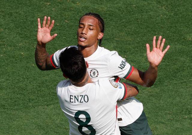 주앙 페드루가 9일(한국시간) 미국 뉴저지주 이스트 러더퍼드의 메트라이프 스타디움에서 열린 플루미넨시와의 2025 클럽월드컵 준결승전에서 두 번째 골을 넣은 뒤 동료 선수와 얼싸안고 있다. 이스트 러더퍼드=UPI 연합뉴스