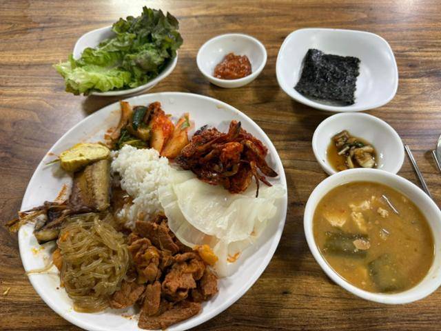 7일 사회관계망서비스(SNS)에 게시된 한식뷔페 이용 후기의 사진. 작성자는 이 식당에서 "세 접시를 먹었다"고 밝혔는데, 이 사진은 첫 번째로 음식을 담았을 때의 모습이다. 스레드 캡처