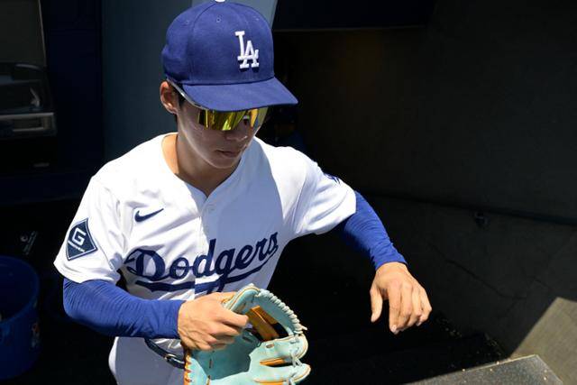 LA 다저스의 김혜성이 7일 미국 캘리포니아 로스앤젤레스 다저스타디움 더그아웃에서 몸을 풀고 있다. 로스앤젤레스=로이터 Imagn Images 연합뉴스