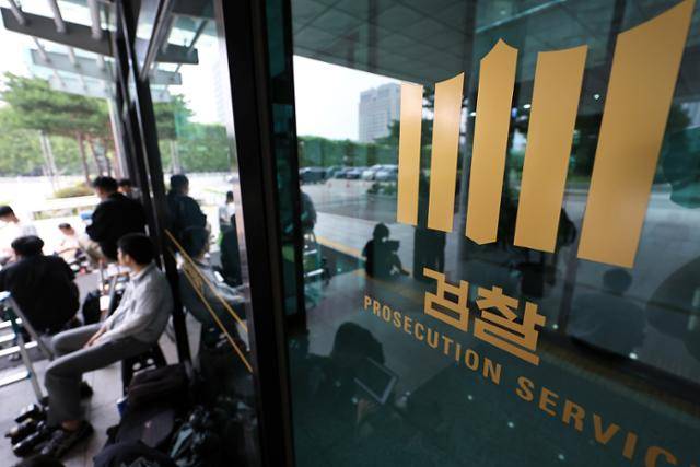 7일 서울 서초구 서울고등검찰청에서 취재진이 대기하고 있다. 뉴스1