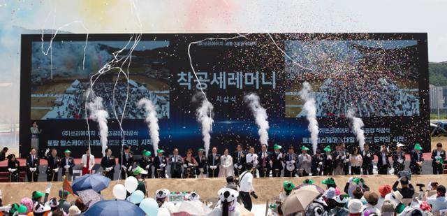 9일 세종 소정면 스마트산업단지에서 열린 쓰리에이치 제3공장 착공 기념식 참석자들이 첫 삽을 뜨자 축포가 터지고 있다. 쓰리에이치 제공