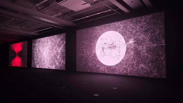 이미지와 소리를 중첩한 공감각 예술 '사운드 아트' 작가인 료지 이케다가 광주 동구 국립아시아문화전당에 전시한 작품 'data-verse'.