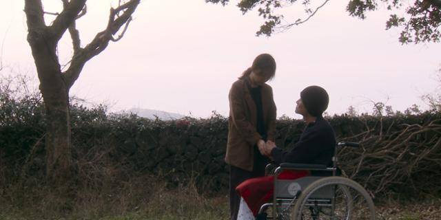 영경(왼쪽)과 수환은 서로에게 바라는 게 딱히 없다. 그저 손을 잡고 포옹하는 걸 바랄 뿐이다. 시네마 달 제공