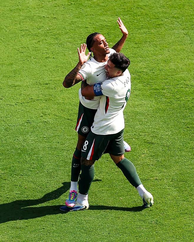 첼시 페드루(왼쪽)가 9일 플루미넨시와의 2025 FIFA 클럽 월드컵 4강전서 득점 후 세리머니 대신 팔을 들어 올리고 있다. 사진=블리처리포트