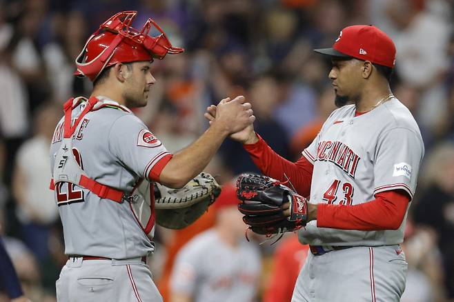 <yonhap photo-1365=""> HOUSTON, TEXAS - JUNE 16: Luke Maile #22 high fives Alexis Diaz #43 of the Cincinnati Reds after defeating the Houston Astros 2-1 at Minute Maid Park on June 16, 2023 in Houston, Texas. Carmen Mandato/Getty Images/AFP (Photo by Carmen Mandato / GETTY IMAGES NORTH AMERICA / Getty Images via AFP)/2023-06-18 08:17:03/ <저작권자 ⓒ 1980-2023 ㈜연합뉴스. 무단 전재 재배포 금지.></yonhap>