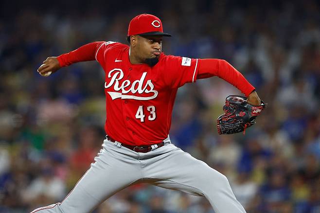 <yonhap photo-2273=""> LOS ANGELES, CALIFORNIA - JULY 28: Alexis Diaz #43 of the Cincinnati Reds throws against the Los Angeles Dodgers in the eighth inning at Dodger Stadium on July 28, 2023 in Los Angeles, California. Ronald Martinez/Getty Images/AFP (Photo by RONALD MARTINEZ / GETTY IMAGES NORTH AMERICA / Getty Images via AFP)/2023-07-29 14:11:05/ <저작권자 ⓒ 1980-2023 ㈜연합뉴스. 무단 전재 재배포 금지.></yonhap>