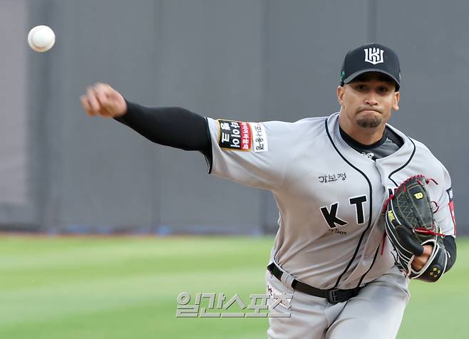 22일 오후 수원 KT위즈파크에서 열린 2025 프로야구 KIA와 KT 경기. KT 선발 쿠에바스가 힘차게 공을 던지고있다. 수원=정시종 기자 capa@edaily.co.kr /2025.05.22.