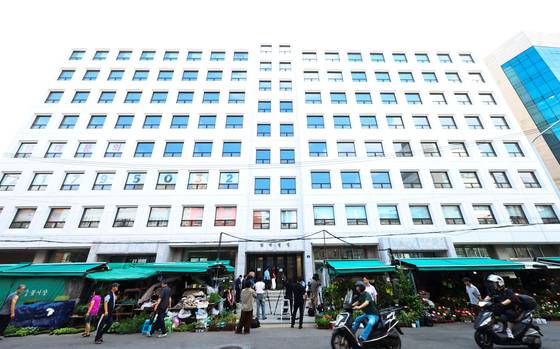 3일 서울 종로구 삼부토건 사무실 앞에서 취재진들이 대기하고 있다. 이날 민중기 특별검사팀이 삼부토건에 대한 압수수색을 실시했다. 김종호 기자