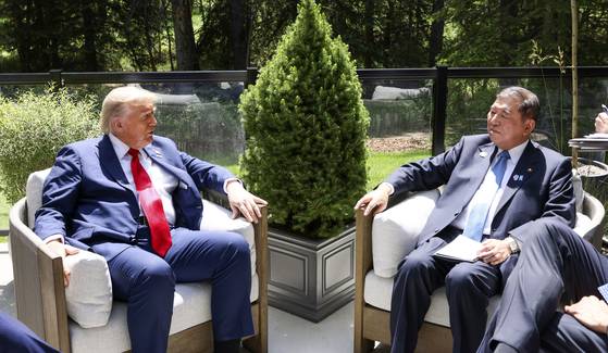 도널드 트럼프 미국 대통령(왼쪽)과 이시바 시게루 일본 총리가 지난달 16일(현지시간) 주요 7개국(G7) 정상회의가 열린 캐나다 캐내내스키스에서 양자 회담을 하고 있다. 교도=연합뉴스