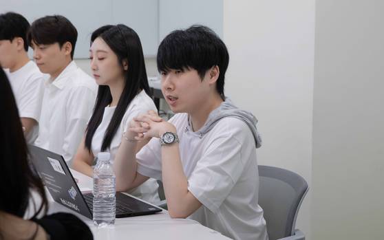 이종호 토스 보안팀 리더가 7일 서울 강남구 토스 본사에서 열린 해킹 시연회에서 토스의 해킹 방지 앱인 '피싱 제로'를 설명하고 있다. 사진 토스