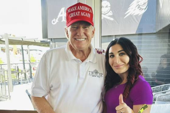 지난 2023년 8월 당시 도널드 트럼프 공화당 대선 후보(왼쪽)와 로라 루머. 사진 엑스