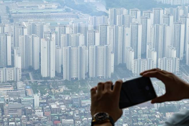 6일 서울 송파구 롯데월드타워 전망대 서울스카이에서 바라본 서울 시내 아파트 및 빌라단지의 모습. /사진=연합뉴스