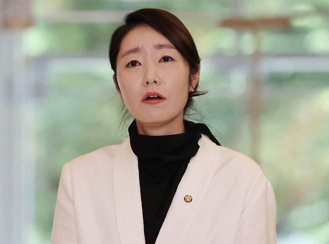 강선우 여성가족부 장관 후보자가 26일 인사청문회 준비 사무실이 마련된 서울 종로구 이마빌딩에서 취재진 질문에 답변한 뒤 인사하고 있다. /사진=이솔 기자