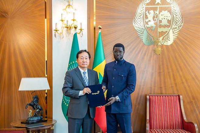 현지시각 7일, 세네갈 다카르의 대통령궁에서 바시루 디오마예 파예 대통령(오른쪽)과 동원산업 총괄임원 이명우 부회장이 기념사진을 촬영하고 있다. 동원그룹 제공