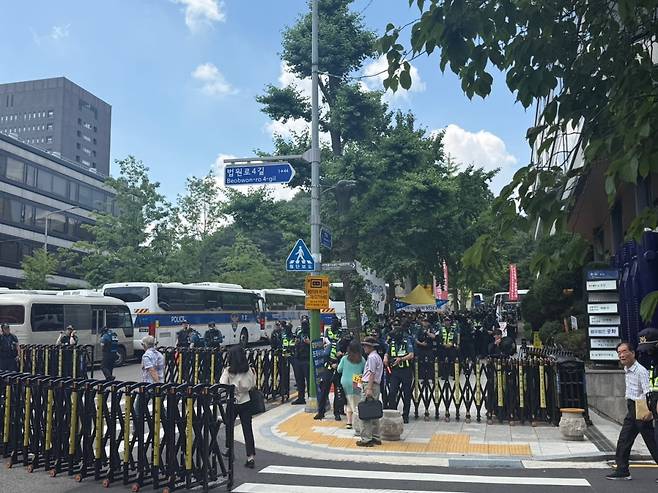 폭력 사태 등을 대비해 안전 펜스와 함께 현장을 지키고 있는 경찰./사진=김유진