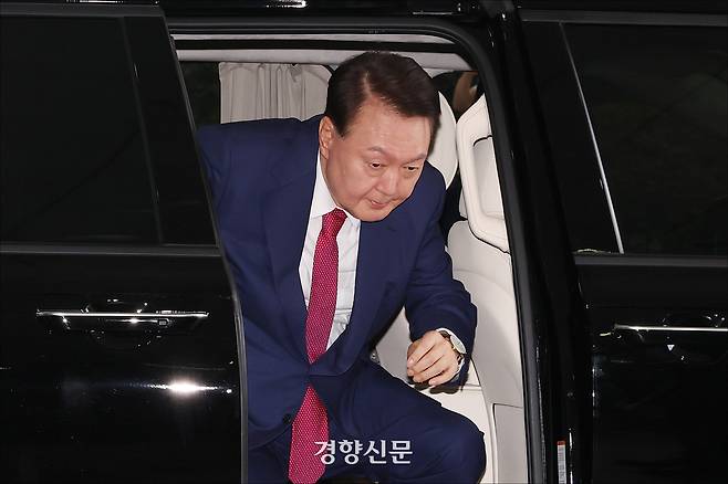 윤석열 전 대통령이 지난 5일 오전 서울 서초구 서울고등검찰청에 마련된 내란특검 사무실로 2차 소환조사에 출석하고 있다. 문재원 기자