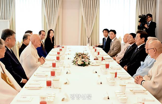 이재명 대통령이 9일 서울 용산 대통령실에서 열린 종교 지도자 초청 오찬 간담회에서 조계종 총무원장 진우스님의 인사말을 경청하고 있다. 김창길 기자