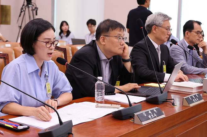 국회 법제사법위원회가 9일 개최한 검찰개혁 법안 관련 공청회에서 김예원 변호사(맨 왼쪽)가 더불어민주당의 검찰개혁 법안을 비판하고 있다. 연합뉴스