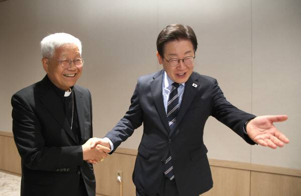 이재명 대통령이 지난 7일 서울 용산 대통령실 청사에서 방한 중인 교황청 성직자부 장관 유흥식 추기경을 만나 자리로 안내하고 있다. 연합뉴스