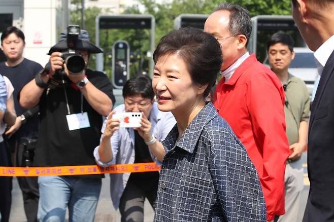 박근혜 전 대통령이 제21대 대통령선거 사전투표 첫날인 지난 5월 29일 대구 달성군 유가읍행정복지센터에 마련된 사전투표소에서 투표하기 위해 이동하고 있다. 연합뉴스