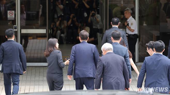 윤석열 전 대통령이 9일 오후 서울 서초구 서울중앙지방법원에서 열린 구속 전 피의자 심문(영장실질심사)에 출석하고 있다.