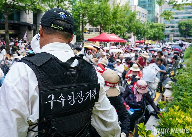 한 윤 전 대통령 지지자가 '구속영장기각'이라고 적힌 조끼를 입은 채 집회에 참가하고 있다.